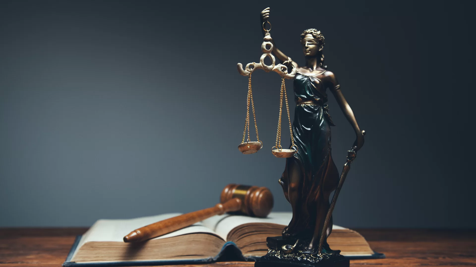 Hukuki sorunlarınız için uzman kadromuzla hızlı, etkin ve sonuç odaklı çözümler sağlıyoruz.